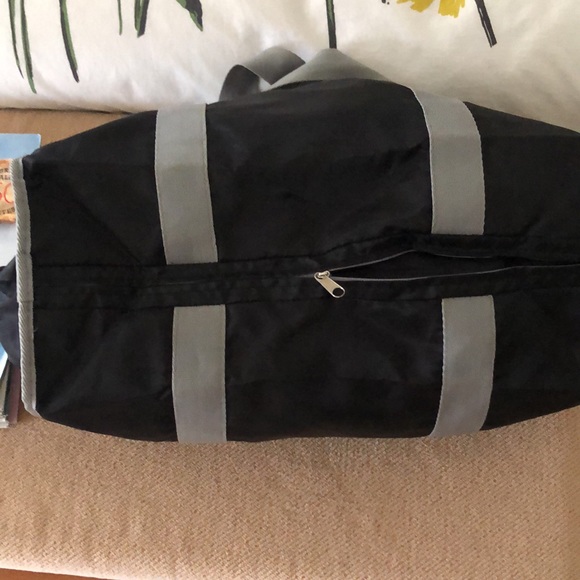 Old Navy Gym Bag Black/grey get going , get active logo on trim on both sides! - Picture 9 of 12